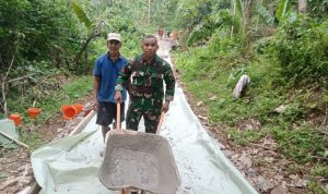 Babinsa Koramil 2305/Cinangka, Karbak Pengecoran Jalan Swadaya