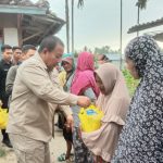 Arinal Djunaidi Menyerahkan Bansos Untuk Masyarakat di Kabupaten Pesisir Barat