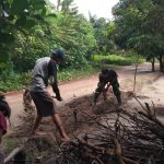 Jalin Kebersamaan, Babinsa Koramil 432-03/Lepar Gotong Royong Bangun Saluran Air