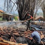 Babinsa Koramil 2304/Anyer, Karbak Membersihkan Puing-puing Kebakaran