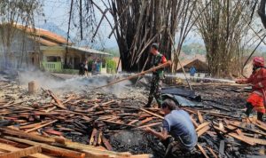 Babinsa Koramil 2304/Anyer, Karbak Membersihkan Puing-puing Kebakaran
