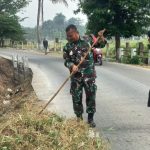 Babinsa Koramil 2303/Pulomerak, Karbak Membantu Pembersihan Saluran Air