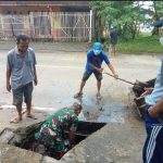 Babinsa Koramil 2305/Cinangka, Karbak Membersihkan Gorong-Gorong