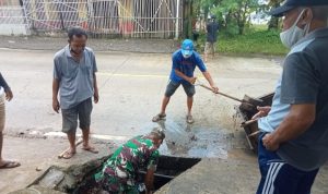 Babinsa Koramil 2305/Cinangka, Karbak Membersihkan Gorong-Gorong