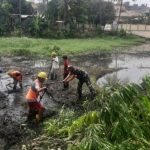Babinsa Koramil 2301/Cilegon, Karbak Membersihkan Tandon
