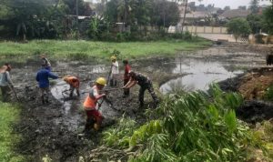 Babinsa Koramil 2301/Cilegon, Karbak Membersihkan Tandon
