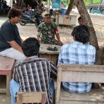 Babinsa Koramil 2303/Pulomerak, Karbak Membantu Pemasangan Keramik Masjid