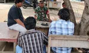 Babinsa Koramil 2303/Pulomerak, Karbak Membantu Pemasangan Keramik Masjid