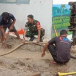 Babinsa Koramil 2302/Bojonegara, Karbak Membantu Pengeboran Air
