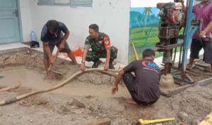 Babinsa Koramil 2302/Bojonegara, Karbak Membantu Pengeboran Air