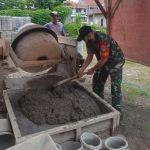 Babinsa Koramil 2304/Anyer, Karbak Membantu  Pengecoran