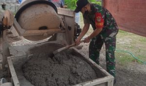 Babinsa Koramil 2304/Anyer, Karbak Membantu  Pengecoran