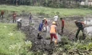 Babinsa Koramil 2301/Cilegon, Karbak Pembersihan Lumpur Tandon