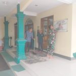 Babinsa Koramil 2303/Pulomerak, Karbak Membantu Pembersihan Masjid
