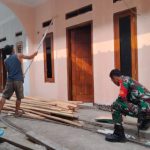 Babinsa Koramil 2302/Bojonegara, Karbak Pengecatan Rumah Warga