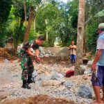 Babinsa Koramil 2303/Pulomerak, Karbak Membantu Pengerasan jalan