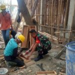 Babinsa Koramil 2302/Bojonegara, Karbak  Pembuatan Rumah Warga