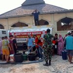Babinsa Koramil 2305/Cinangka, Bintahwil Pendampingan Pendistribusian Air Bersih