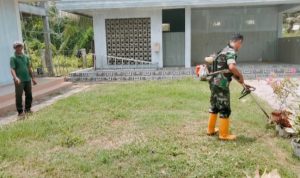 Babinsa Koramil 2302/Bojonegara, Karbak Pemotongan Rumput Pekarangan