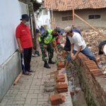 Babinsa Koramil 2301/Cilegon, Karbak Pembuatan Pondasi Drainase