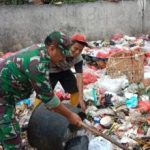 Babinsa Koramil 2303/Pulomerak, Karbak Membantu Pembersihan Sampah