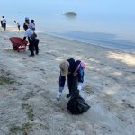 Ikut Serta Dalam Gotong Royong Peringati HLN 78, Srikandi PLN Wujudkan Pantai di Belitong Bersih