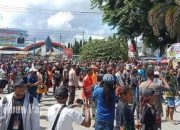 Prosesi Arak Jenazah Mantan Gubernur Papua Diwarnai Aksi Lempar Batu, TNI-Polri Turun Tangan