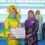 Safriati Safrizal Apresiasi Fashion Show Nuansa Batik Lokal 