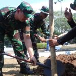 Kodim 0623/Cilegon Bersama Masyarakat Bersihkan Sampah di Saluran Air dan Menanam Pohon Untuk Menjaga Lingkungan