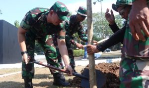 Kodim 0623/Cilegon Bersama Masyarakat Bersihkan Sampah di Saluran Air dan Menanam Pohon Untuk Menjaga Lingkungan
