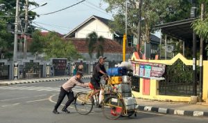 Peduli Masyarakat, Personel Polres Metro Bantu Dorong Becak Warga