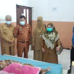 Lurah Palantikang Besuk Warga yang Sakit