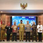 Pj Gubernur Kepulauan Babel Serahkan DIPA Kementerian Negara/Lembaga dan Daftar Alokasi Transfer ke Daerah 2024