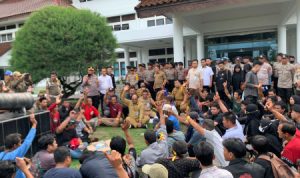 Pj Gubernur Babel Terima Ratusan Pendemo Sambil Lesehan