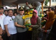 Pj Gubernur Sumsel, Pangdam II Sriwijaya dan Pj Walikota Lubuk Linggau Gelar Pasar Murah