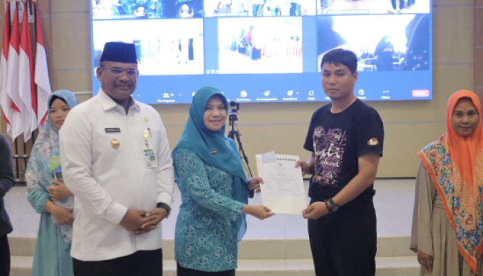 Pj Gubernur Safrizal Bantu Peralatan & Sertifikat Halal kepada Ratusan UMKM