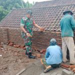 Babinsa Koramil 2302/Bojonegara, Karbak Pembuatan Rumah Warga