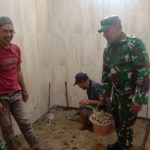 Babinsa Koramil 2305/Cinangka, Karbak Pengecatan Rumah Warga