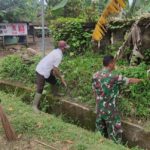 Babinsa Koramil 2305/Cinangka, Karbak Membersihkan Solokan