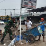 Babinsa Koramil 2303/Pulomerak, Karbak Membantu Memindahkan Material
