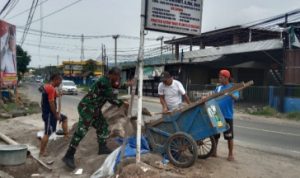 Babinsa Koramil 2303/Pulomerak, Karbak Membantu Memindahkan Material