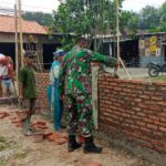 Babinsa Koramil 2302/Bojonegara, Karbak Pembuatan Rumah Warga