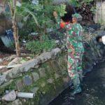 Babinsa Koramil 2301/Cilegon, Karbak Kebersihan Parit
