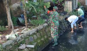 Babinsa Koramil 2301/Cilegon, Karbak Kebersihan Parit