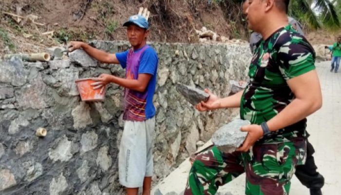 Babinsa Koramil 2305/Cinangka, Karbak Pembuatan Tempat Penahan Tembok