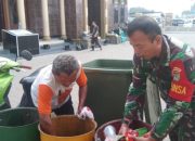Babinsa Koramil 2304/Anyer, Karbak Membersihkan Sampah