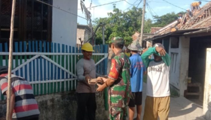 Babinsa Koramil 2302/Bojonegara, Karbak Pemasangan Genteng Rumah