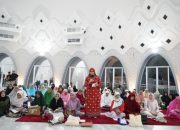 Menghitung Pergantian Tahun, Lusje Anneke Bersamai Doa dan Zikir Bersama di Masjid Agung Kubah Timah Kota Pangkalpinang