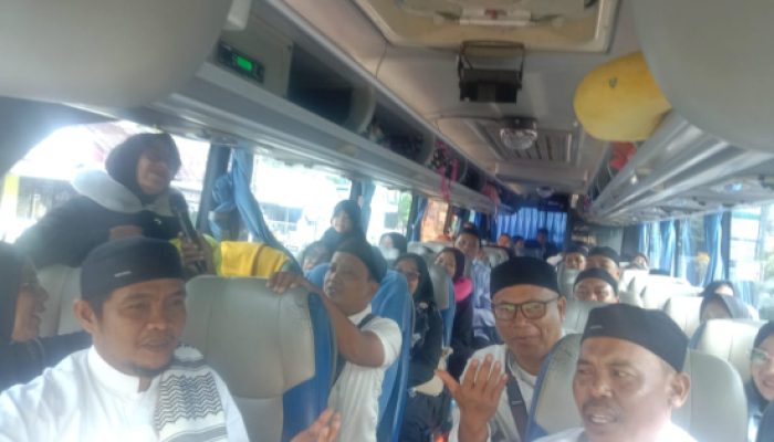 Jamaah Depot Jamu Samaniyah Pekalongan Ziarah ke Makam Walisongo