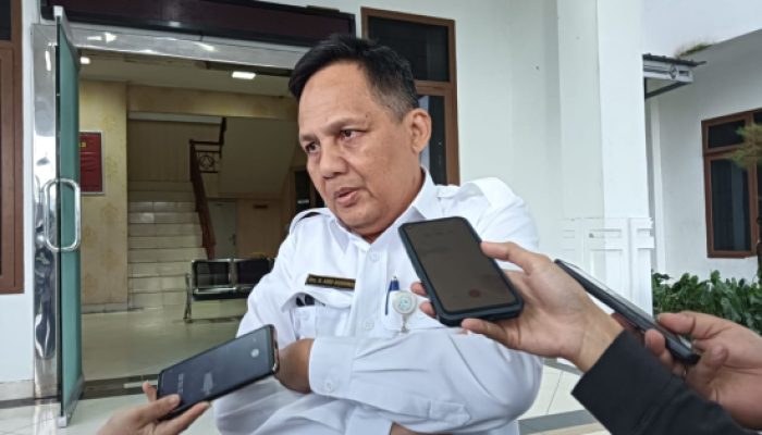 Usai Diperiksa, Sekda Bangka Andi Hudirman Bagi Duit ke Wartawan